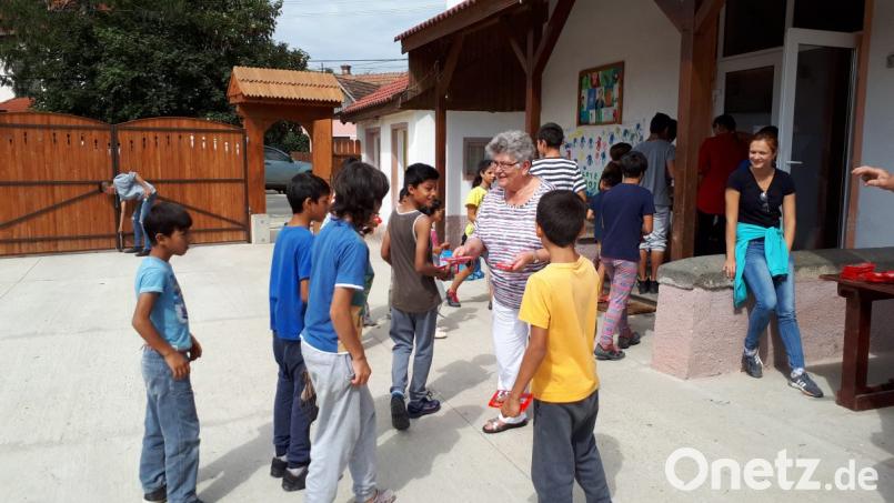 Die Kinder im Kinderheim freuen sich über neue Schuhe und eine Tafel Schokolade, denn die kann sich kaum jemand leisten. Bild: prh