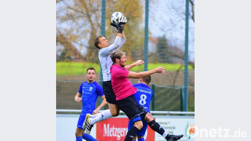 Der Münchberger Keeper Mario Möschwitzer packt hier vor dem Tirschenreuther Alexander Wölfl (rechts) zu. Der FC verlor die Heimpartie mit 1:2. Jetzt geht es für die Kreisstädter zum Tabellenführer nach Selb – alles andere als eine leichte Aufgabe. Bild: schrems