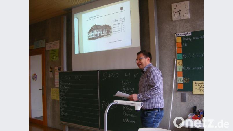 Marktrat Jürgen Kraus besucht die vierte Klasse der Plößberger Grundschule. Ein Thema im Heimat- und Sachkundeunterricht ist „Die politische Gemeinde“. Dazu kann der Gast den Schülern viele Fragen beantworten. Bild: exb