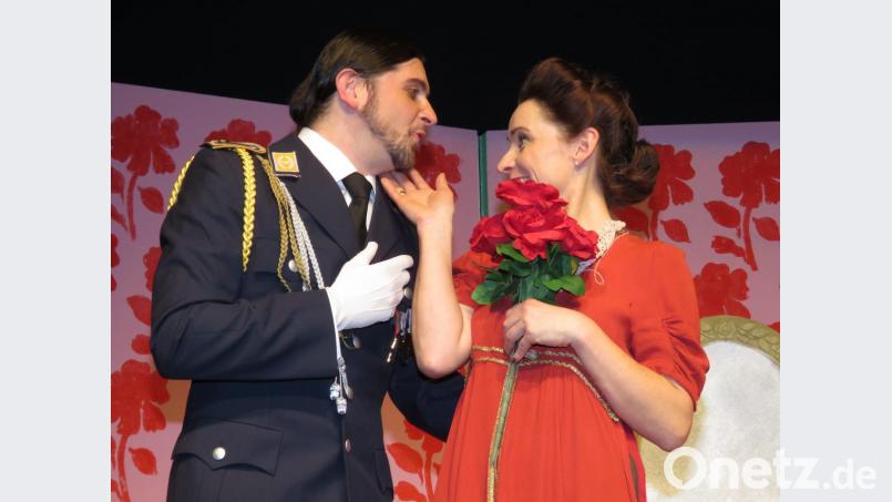 Ehebruch in der Theatergarderobe: Bestens dargestellt von Stefan Malzer als Fliegerleutnant und Petra Sommer-Stark als die Schauspielerin Maria Tura. Bild: ubb