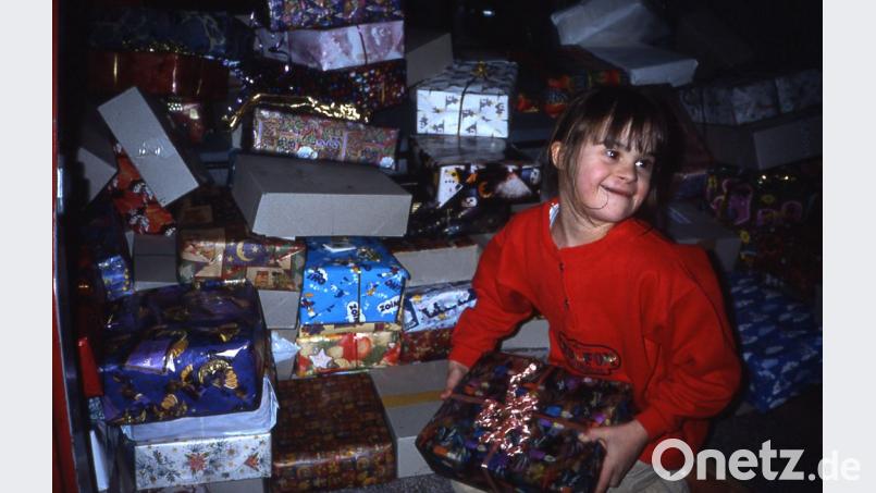 Ein kleines Mädchen hilft in der Nähe von Zagreb (Kroatien) beim Entladen der Weihnachtspäckchen. Die Freude der Kinder über die Geschenke ist auch heute noch ungebrochen groß. Bild: Uli Iberer