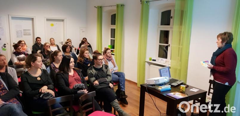 Marion Neumann (stehend) gibt den Vätern und Müttern im Kursraum des Familienzentrums Mittendrin Tipps, wie sie ihre Kinder beim Ein- und Durchschlafen unterstützen können. Bild: jzk