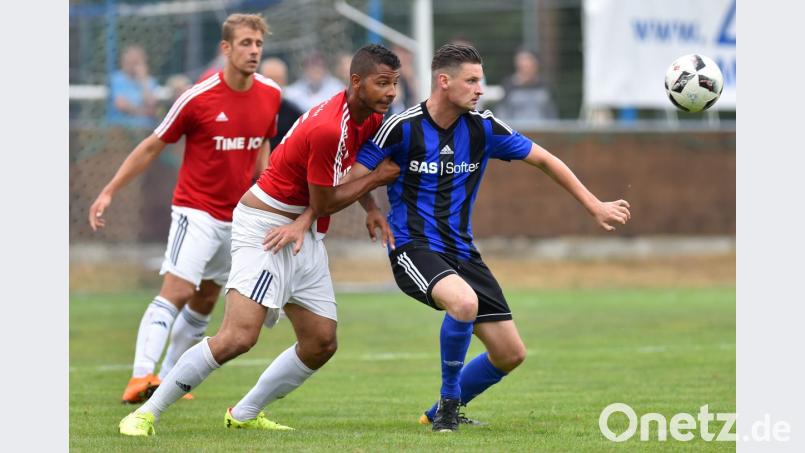 Packende Zweikämpfe sind im Derby zwischen der SpVgg SV Weiden und dem SV Etzenricht garantiert: Im Vorrundenspiel, das Weiden 2:0 gewann, lieferten sich nicht nur Josef Rodler (rechts) und Michael Wells (Mitte, links Timo Nürnberger) umkämpfte Duelle. Bild: A. Schwarzmeier