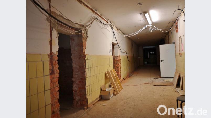 Im A-Bau der Schule geben die Handwerker den Ton an, das Gebäude befindet sich mitten um Umbau. Bild: Thomas Dobler