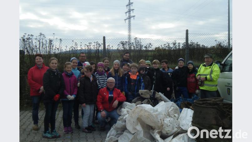 Die Rama-dama-Aktion des Bund Naturschutz unter der Leitung von Beppo Schuller (vorn knieend) wird dank der Firmlingsgruppe unter der Leitung von Pastoralassistent Andreas Hornauer (hinten rechts) zum Erfolg. Bild: ads