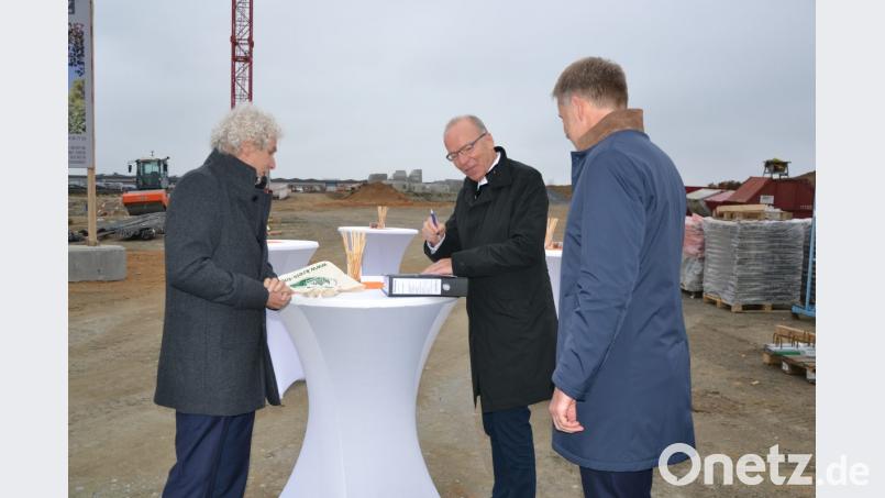 Das freut die Bauherren Johann Zrenner und Wolfgang Gropengießer (von rechts): Landrat Wolfgang Lippert hat die endgültige Baugenehmigung mitgebracht. Jetzt kann das neue IGZ-Gebäude auch in die Höhe wachsen. Bild: as