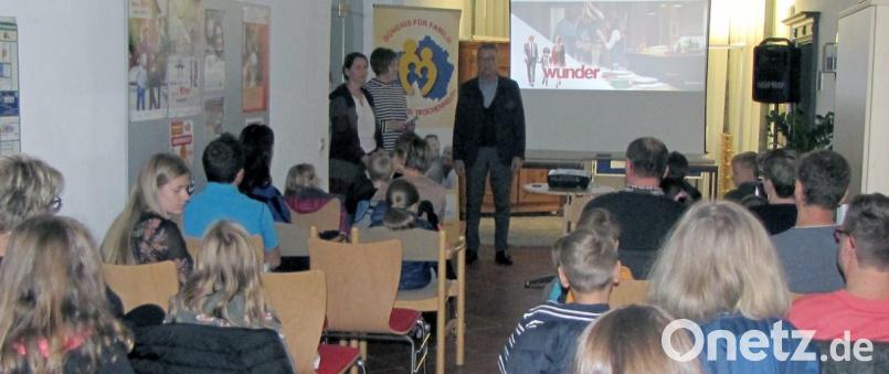 Gespannt warten die Besucher auf den Filmstart. Bürgermeister Franz Stahl (vorne) begrüßt die anwesenden Familien. Bild: exb (Sabine Frank)