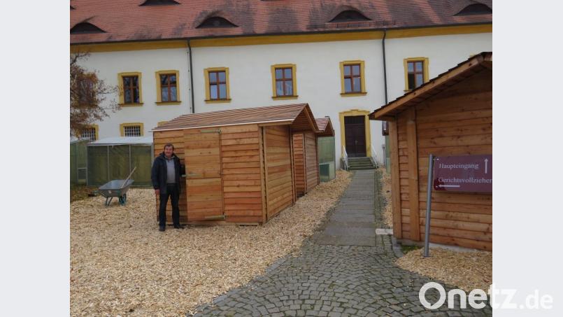 Die Budenstadt steht: Dass diesmal das schöne Wetter den Aufbau leichter gemacht hat, freut Organisator Franz Göhl ganz besonders. Bild: ubb
