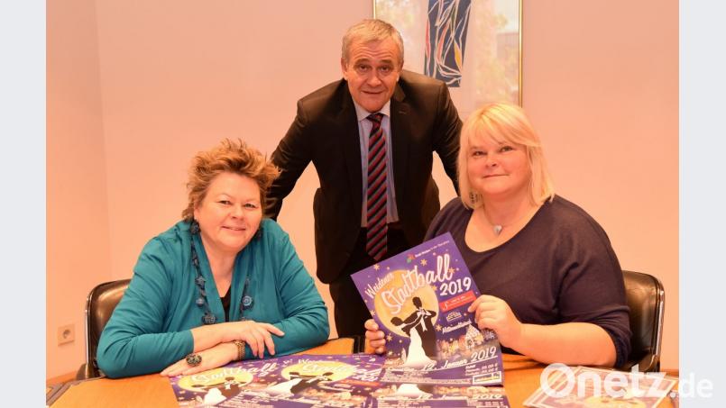 Sie freuen sich schon auf den Stadtball 2019 (von links): Kulturamtschefin Petra Vorsatz, Oberbürgermeister Kurt Seggewiß und Eventmanagerin Gertrud Wittmann, bei der alle Fäden zusammenlaufen. Bild: Porsche