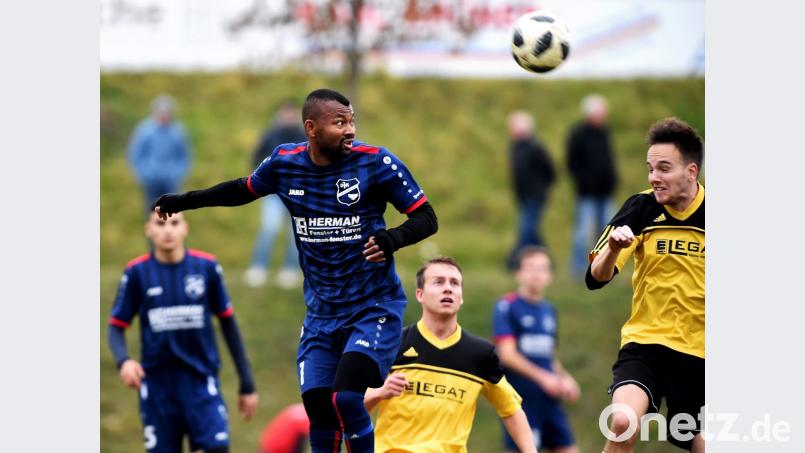 Nach dem Sieg bei der DJK Neustadt geht es für die DJK Irchenrieth (links Parfait Douhadji beim Kopfball) zum nächsten Top-Spiel. Die Schreiner-Truppe will auch bei Tabellenführer FC Luhe-Markt punkten. Bild: G. Büttner