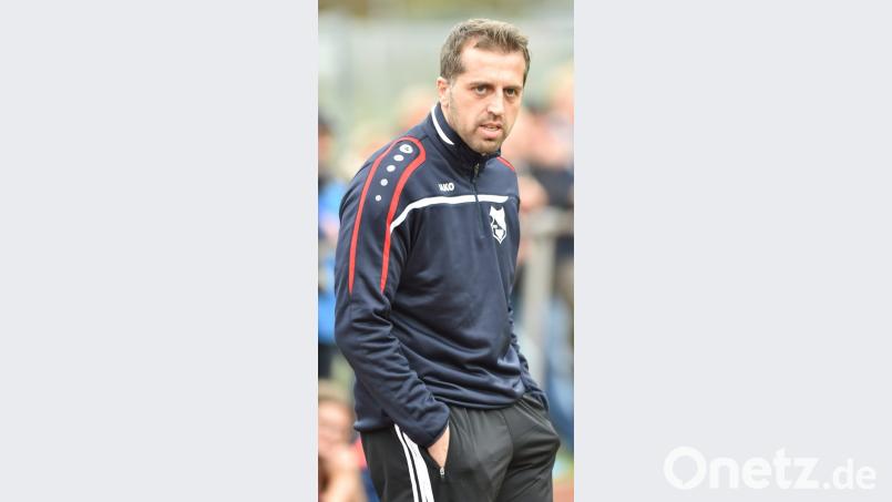 Nicht nur der Ebnather Trainer Markus Sebald weiß um die Wichtigkeit der Partie in Reuth: Im Kellerduell der Kreisliga Nord müssen sowohl der TSV Reuth als auch die DJK Ebnath einen Dreier einfahren. Bild: Alfred Schwarzmeier