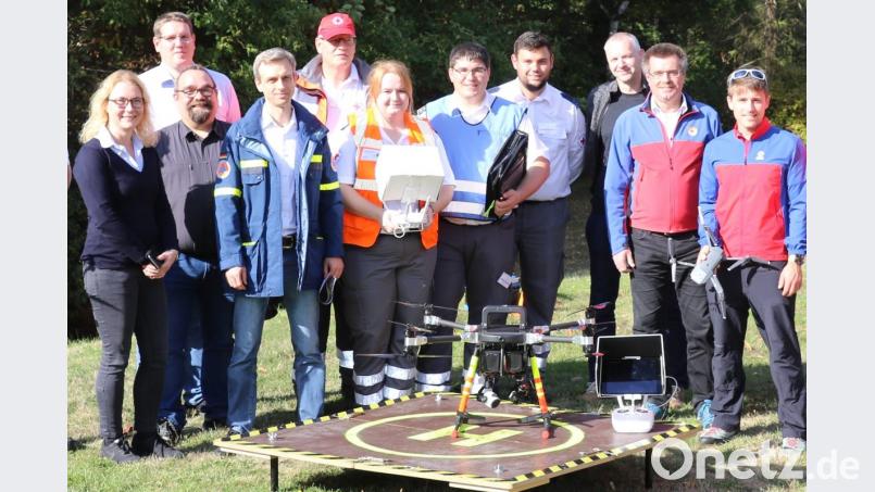 Das Gruppenbild zeigt alle Rot-Kreuz-Funktionäre des Gremiums, das die Muster-Dienstvorschrift für Drohnen erarbeitet. Bild: BBK/Tuttenuj