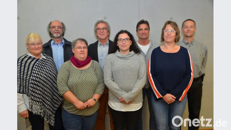 Renate Kellner und Michaela Wührl (vorne, von rechts) führen wieder den Förderverein der Grund- und Mittelschule an. Bild: dob