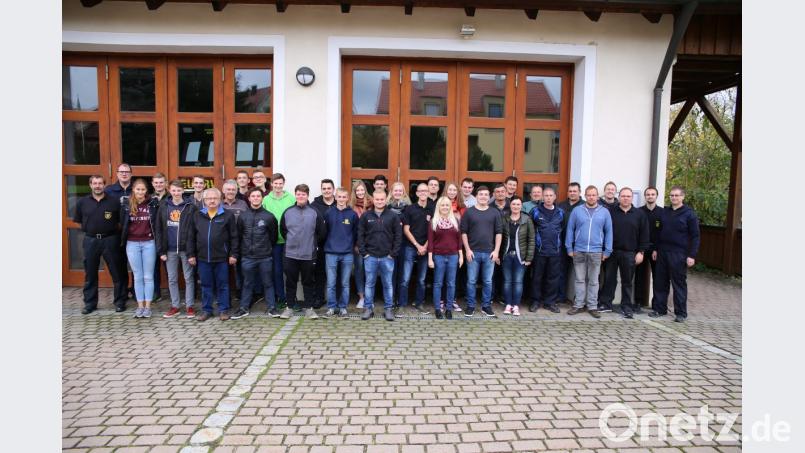 Die Teilnehmer mit den Ausbildern beim Funklehrgang am Gerätehaus der Feuerwehr Freudenberg-Wutschdorf Bild: egl