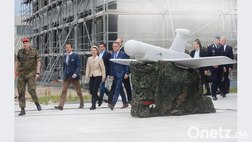 Im Juli 2017 kündigte Verteidigungsministerium Ursula von der Leyen bei einem Truppenbesuch in Weiden millionenschwere Investitionen an. Nächste Woche, 15. November, lädt das Bauamt interessierte Fachfirmen zum Infoabend ein. Bild: gsb