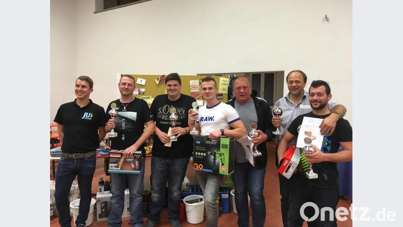 Im Namen der JU Eslarn gratuliert Stefan Rupprecht den Siegern Manuel Karl und Johannes Biermeier (von links), den Zweitplatzierten Christoph Kunz (Vierter von rechts) und Nicolas Dobmeier (rechts) und Josef Ach und Karl Ach (Zweiter und Dritter von rechts) zum dritten Platz. Bild: gz