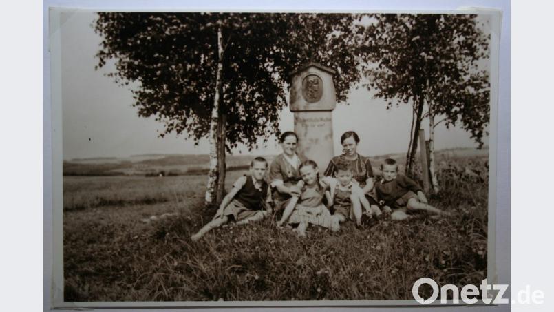 Wann diese Aufnahme entstand, ist unbekannt. Das Bild zeigt Margarete, die Ehefrau von Alois Zeitlmann, und ihre Tochter Lina (hinten, von links) sowie (vorne, von links) Sohn Anton, Tochter Fanni, einen „Besucher-Buben“ und Sohn Theo. Bild: gpa