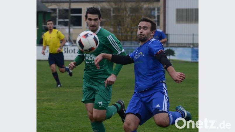 Nicht nur zuschauen, wie zuletzt gegen Ensdorf, wollen die Akteure des FC Wernberg (links Andreas Lorenz) am Sonntag beim Bezirksliga-Schlusslicht SV Sorghof. Bild: mhs
