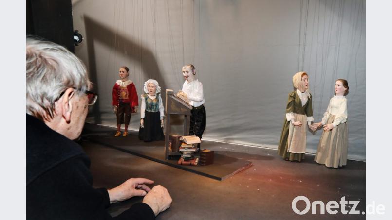 Raimund Pöllmann betrachtet genau das Bühnenbild für den „Faust“. Bild: Gerhard Götz