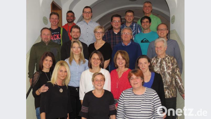 Die Teilnehmer beim Klassentreffen des Jahrgangs 1977/78 in Bärnau. Mit im Bild die Lehrkräfte Frau Rahm und Herr Hedler. Bild: exb