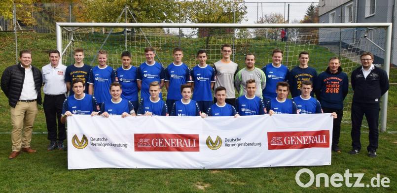 Die erfolgreiche Mannschaft mit ihren Trainern und Funktionären. Bild: no