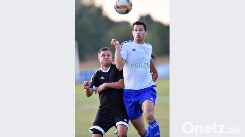 Michael Herrmann (rechts) traf als einziger Schirmitzer in Schwarzenfeld. Zeigt er sich auch gegen Wernberg treffsicher? Bild: Alfred Schwarzmeier