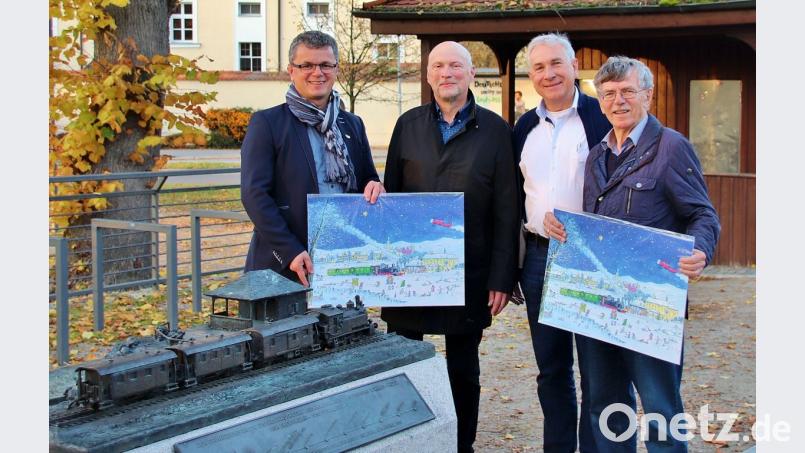 Johannes Wiemann (Zweiter von rechts) und Künstler Matthias Ose (links daneben) stellten einen neuen Adventskalender vor, der besonders für Neunburger interessant ist. Die ersten Exemplare sahen Bürgermeister Martin Birner (links) und Heimatpfleger Theo Männer (rechts). Bild: Thomas Dobler