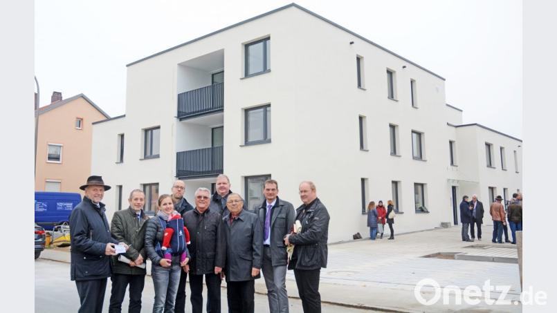 Freude über die zweite barrierefreie Wohnanlage des Landkreissiedlungswerks in Altenstadt: (von links) Vorstandsvorsitzender Simon Wittmann, Leitender Baudirektor Manfred Ahles, die Architekten Alexandra Hagl und Axel Weidner, Aufsichtsratschef Gerd Werner, Pfarrer Ulrich Gruber, Vorstand Georg Heigl, Bürgermeister Ernst Schicketanz und Pfarrer Markus Nees. Bild: Gabi Schönberger