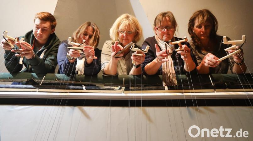 Leo Schiller, Yvonne Böckl, Ursula Schiller, Sabine Glaab und Regina Schneeberger (von links) sind die da oben. Sie bringen die Marionetten in Bewegung und blicken auf das Geschehen herab. Bild: Gerhard Götz