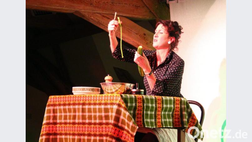 Claudia Lohmann begeistert beim Landestheater Oberpfalz als "Kellnerin Anni". Bild: stg
