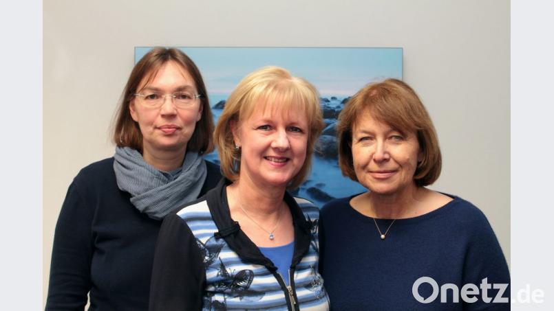 Das Team der Caritas-Schwangerschaftsberatungsstelle Schwandorf: die beiden Beraterinnen Maria-Luise Schindler (rechts) und Ingeborg Zrenner (links) und die Verwaltungsfachkraft Ina Warkentin. Bild: Caritas