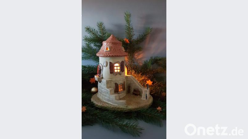 Renate Maier fertigt den Grenzlandturm bei Bärnau. Bild: arw