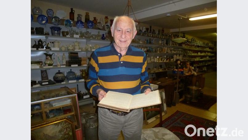 Markthistoriker Alfons Bösl verwahrt in seinem Heimatmuseum das Tagebuch mit Aufzeichnungen über die Kirwa in den Kriegsjahren 1942 bis 1944. Die Aufzeichnungen stammen wohl von Gottfried Glockner. Bild: bk