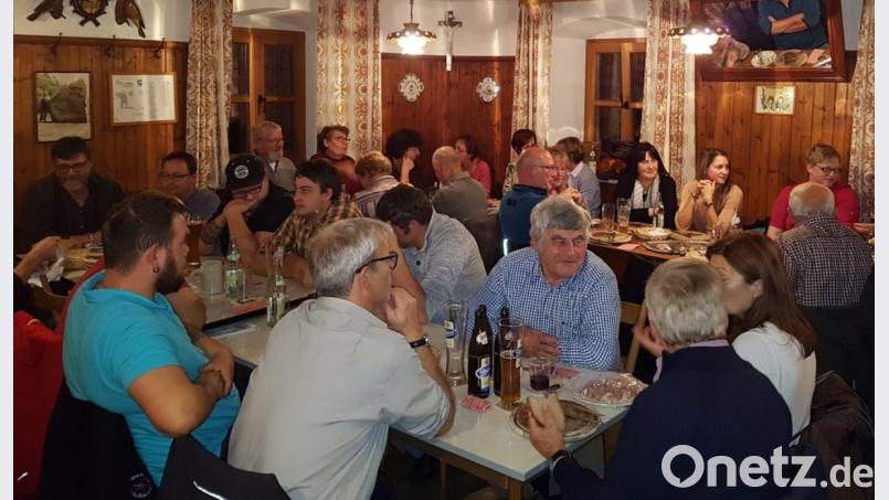 Ein volles Haus gab es bei der Versammlung im Gasthaus Gerstmeier, bei dem die Vereinsvertreter der Stadtgemeinde die Veranstaltungstermine bekanntgaben bzw. abstimmten. Den Dank für ihr Engagement untermauerte die Bürgermeisterin mit der Einladung zu einer Brotzeit. Bild: mmj