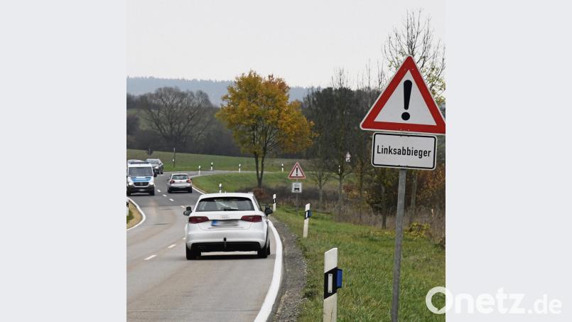 Nach dem schweren Unfall auf der AS 30 mit vier Schwerverletzten und dem Zusammenstoß am nächsten Tag, der relativ glimpflich ausging, weist ein Schild die Verkehrsteilnehmer auf Linksabbieger hin. Bild: san