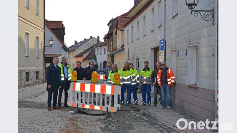 Bei der Sanierung der Ringstraße wurde die Wasserleitung bereits erneuert. Aktuell werden die Hausanschlüsse erstellt und das Pflaster erneuert. Bürgermeister Franz Stahl (links) stellte bei der Baustellenbesichtigung heraus, dass durch die Maßnahmen keine Kosten für die Anlieger entstehen. Bild: pjss