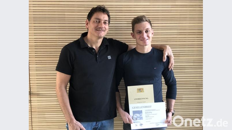 Vater und Geschäftsführer Matthias Schmeller zusammen mit dem Sohn und Gesellen Maximilian Schmeller. Bild: exb