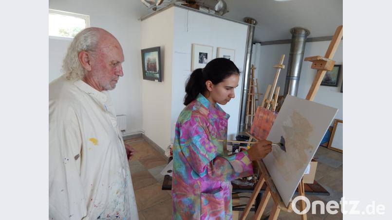 Robin Seur und seine Schülerin Corinna Jungnikl beim Malen. Bild: Wunner/exb