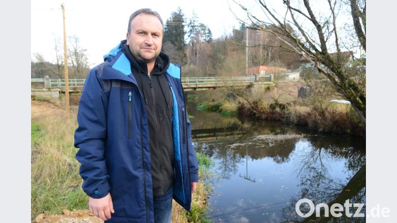 Uli Rupprecht wird als Bauingenieur bald mit dem Abbruch und dem Neubau der Pfreimdbrücke in Burkhardsrieth (im Hintergrund) voll bschäftigt sein. Außerdem soll er die Arbeiten zur energetischen Sanierung der Zottbachtalgrundschule koordinieren. Bild: bey