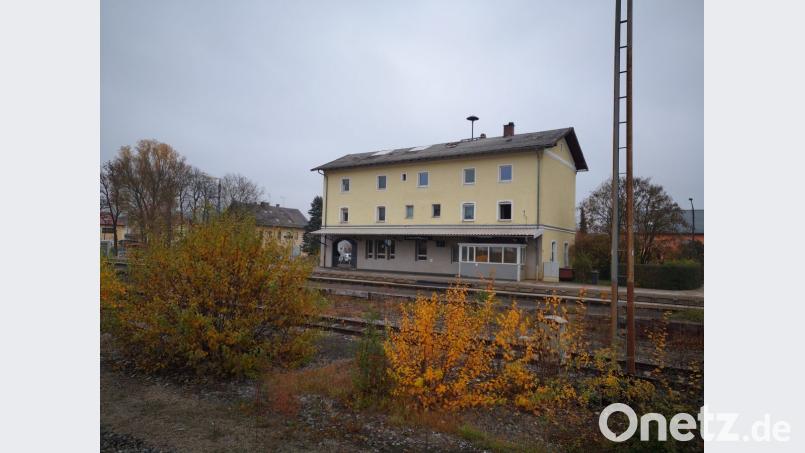 Wie viele Bahnhöfe ist auch der Schwarzenfelder nicht barrierefrei. Dies soll sich nun ändern, entsprechende Mittel aus dem Bundeshaushalt sind freigegeben. Bild: Thomas Dobler