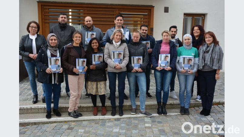 Iwona Schultes (rechts) von der Volkshochschule, Lehrerin Anastasia Legat (Zweite von rechts) und Mehrgenerationenhaus-Leiterin Gudrun Brill (links) hieß die Kursteilnehmer willkommen. Bild: jr