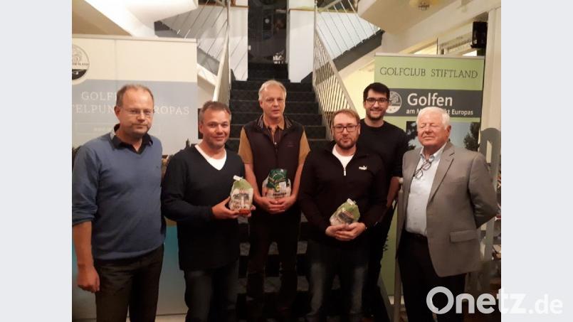 Die erfolgreichsten Teilnehmer des Martinsgans-Turniers - von links Richard Eisendraut, Oliver Röder, Frank Jesse, Thomas Fenzel, Wolfgang Dütsch und Präsident Wolfgang Ries. Bild: exb