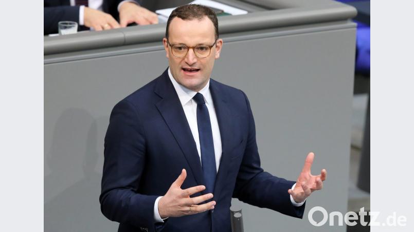 Jens Spahn (CDU) während der Debatte um das Pflegepersonalstärkungsgesetz. Der Gesundheitsminister polarisiert mit seiner Forderung, dass kinderlose Menschen in Zukunft mehr in die Sozialkassen einzahlen sollen. Bild: Wolfgang Kumm/dpa