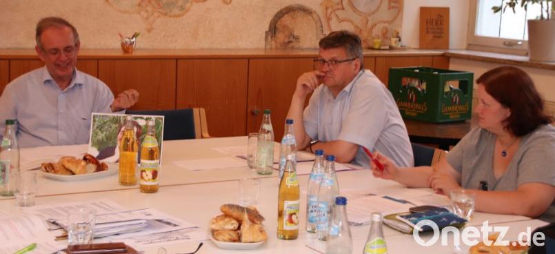 Der Amberger EBW-Vorsitzende Siegfried Kratzer, der evangelische Dekan Karlherrmann Schötz aus Sulzbach-Rosenberg und Christina Ponader vom EBW Weiden (von links) waren entscheidend an der Fusion der Bildungswerke beteiligt. Bild: Thomas Dobler