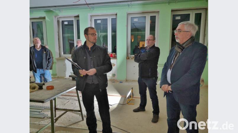 Noch viel zu tun ist bei der Generalsanierung des A-Baus der Schule, wie sich der Bauausschuss des Marktrats bei einem Rundgang überzeugte. Bild: Thomas Dobler
