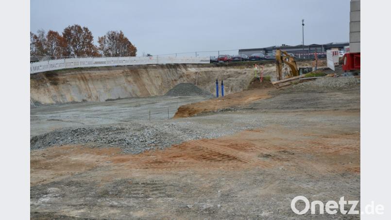 Die Baugrube ist bereit für den viergeschossigen Bau, der mit 120 Metern Länge und 60 Metern Breite neue Dimensionen im Industriegebiet am Ortsrand erreicht. Bild: as