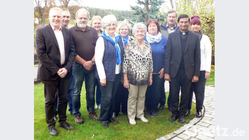Ihren 80. Geburtstag feiert Franziska Deitzer (vorne, Mitte) mit ihrer Familie, Vertreterinnen des Katholischen Frauenbundes, Pfarrer Augustin Lobo (Zweiter von rechts) und Bürgermeister Jürgen Kürzinger (links). Die rüstige Jubilarin freut sich über jeden Glückwunsch und genießt ihren Ehrentag. Bild: lep