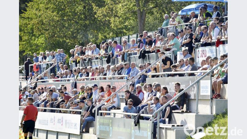 Die Tribüne der DJK Gebenbach wird sich füllen, wenn am Samstag das Spitzenspiel gegen den TSV Aubstadt steigt. Bild: Ziegler