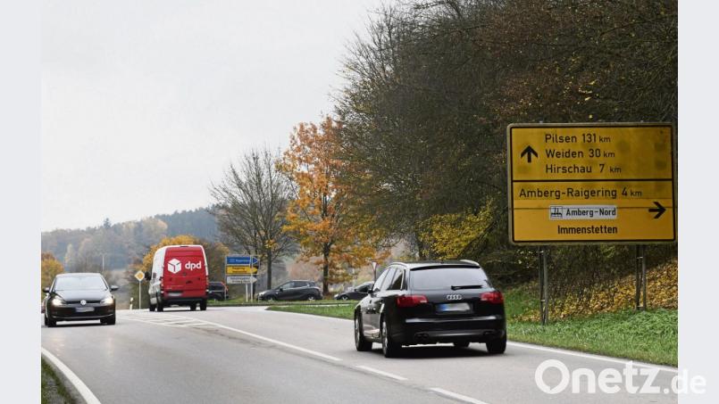 Eine Ampel wäre eine Lösung, um diesen Unfallschwerpunkt zu entschärfen: die Einmündung der AS 30 in die Staatsstraße 2238 von Ammersricht nach Hirschau. Bild: san