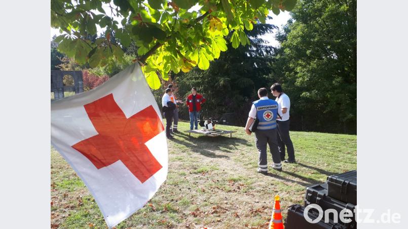 Erklärung der eingesetzten Techniken nach der Übung an der Trümmerstraße in Bad Neuenahr-Ahrweiler (Rheinland-Pfalz). Bild: BRK